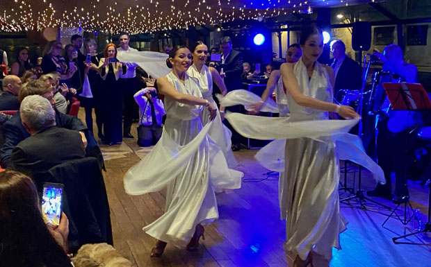 У ритму „Свиленог конца“: Светосавски бал на таласима Сене (ФОТО)